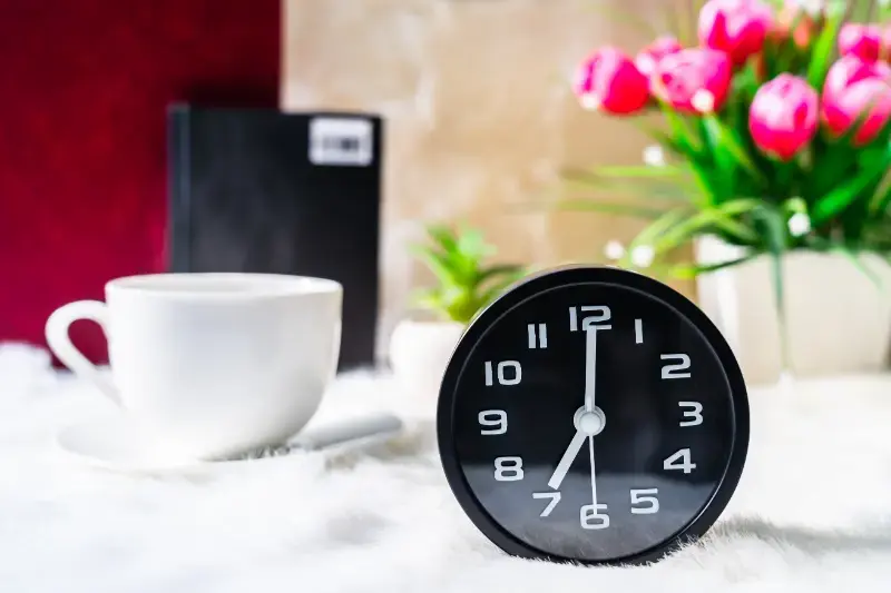 vecteezy_black-clock-and-cup-of-coffee_11820555